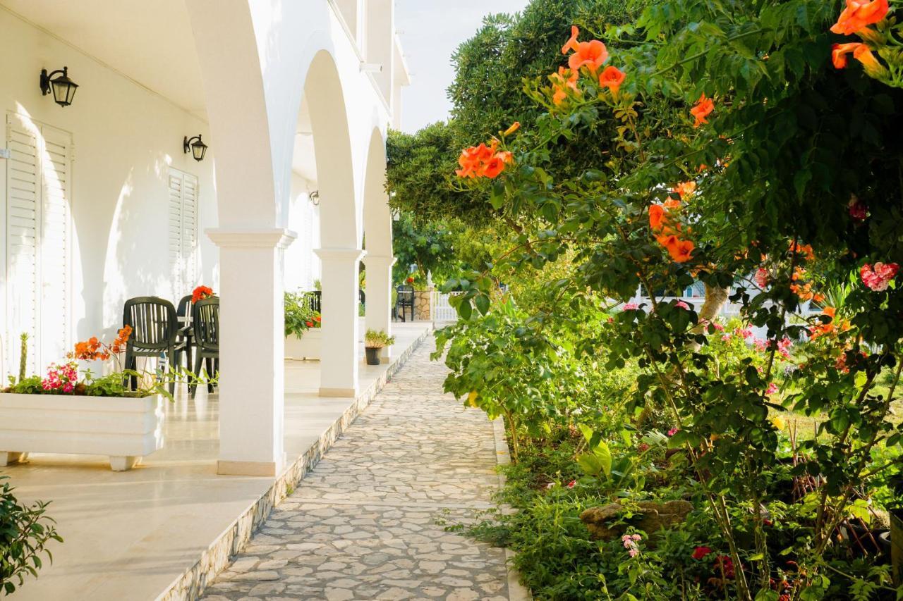 Cubaneros Holiday Inn Лаганас Экстерьер фото